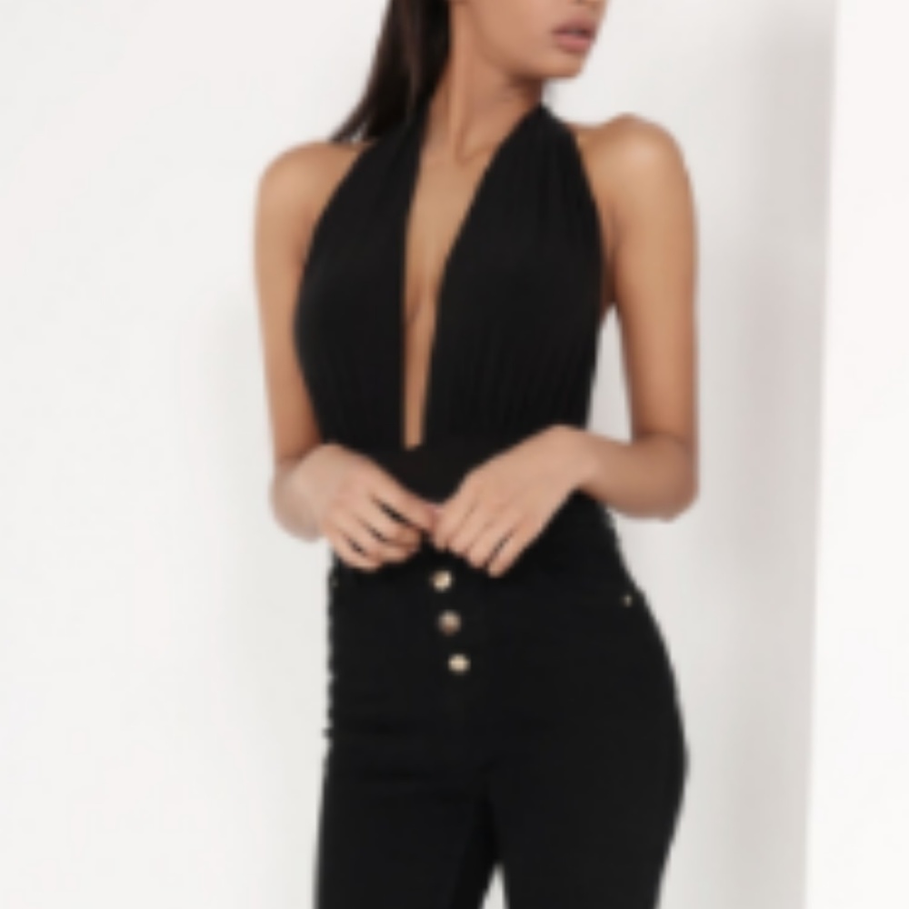 ☘️☘️ NWOT Sexy Plunging Neckline Halter Top